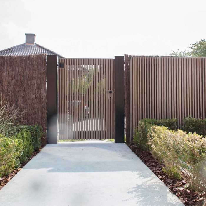 moderne strakke pouleyn poort zwarte palen aluminium architectuur