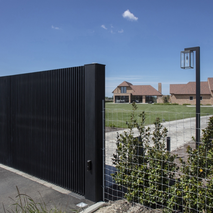 Gelakte massiefbouwpoort met aluminium poorten